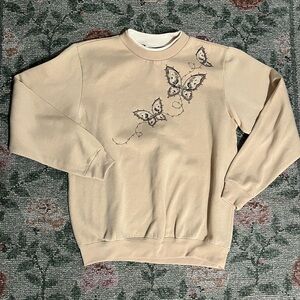 Vintage cream and tan butterfly embroidered Blair sweatshirt. Size small 🦋